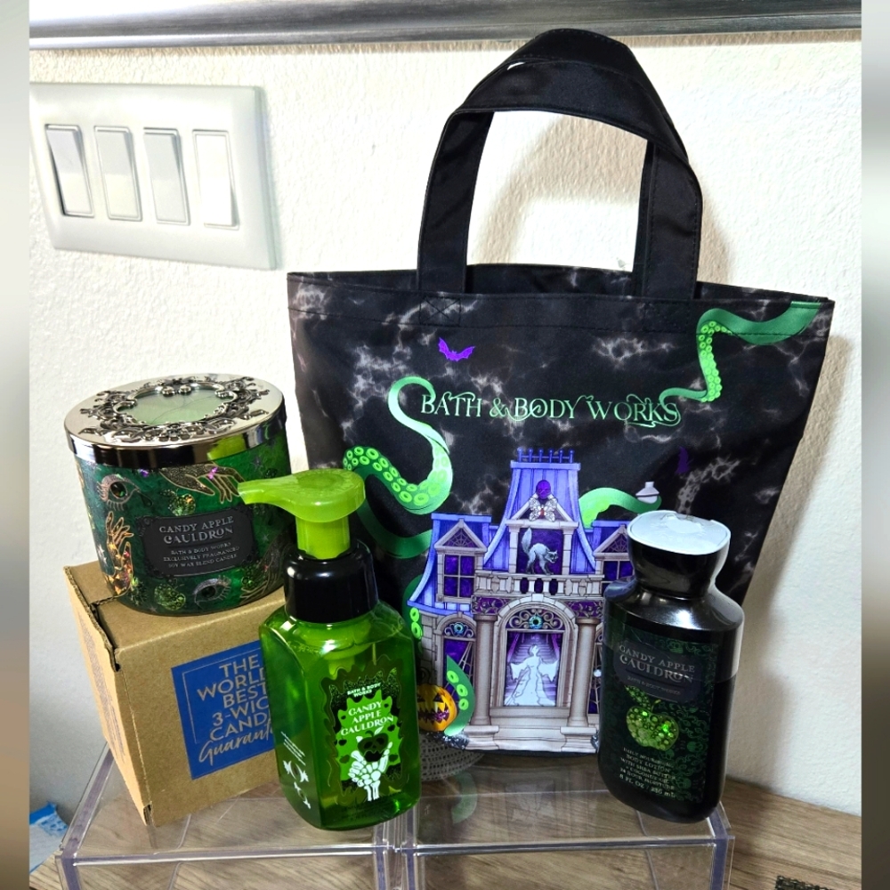 Candy Apple Cauldron 4-Piece Gift Set w/Bag • Bath & Body Works •